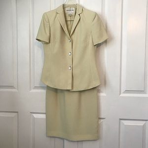 Jones New York women’s Summer Suit in a Beautiful Light Green color.  Size:6